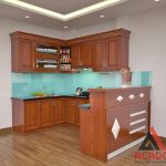 Tủ bếp gỗ xoan đào kết hợp kính bếp màu trắng xanh trẻ trung, sang trọng
