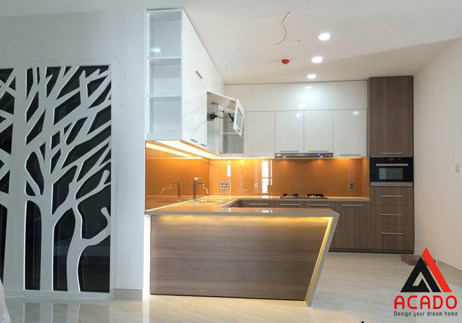 Tủ bếp Acrylic gỗ và màu tạo nên sự sang trọng cùng với hệ thống đèn Led