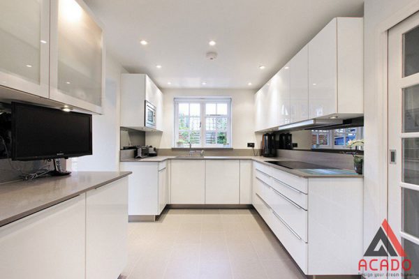 Mẫu Laminate chữ U tone màu trắng phù hợp với không gian chung cư