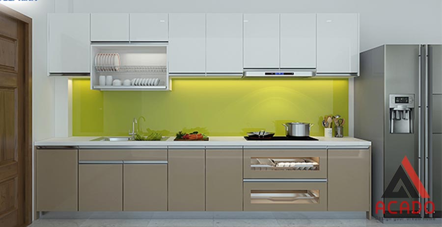 Tủ bếp Acrylic hình chữ i, màu ánh vàng sang trọng, hiện đại.