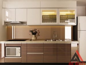 Tủ bếp laminate kết hợp giữa vân gỗ và màu trắng hiện đại.