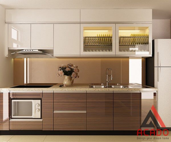 Tủ bếp laminate kết hợp giữa vân gỗ và màu trắng hiện đại.