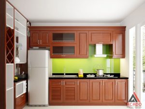 Tủ bếp chữ i kết hợp với vách gỗ trang trí giúp ngăn không gian.
