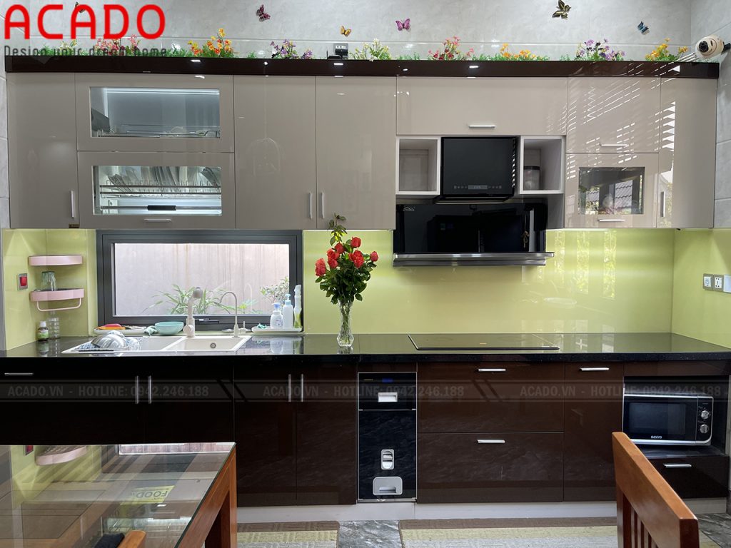 Tủ bếp nhựa cánh kính màu nâu