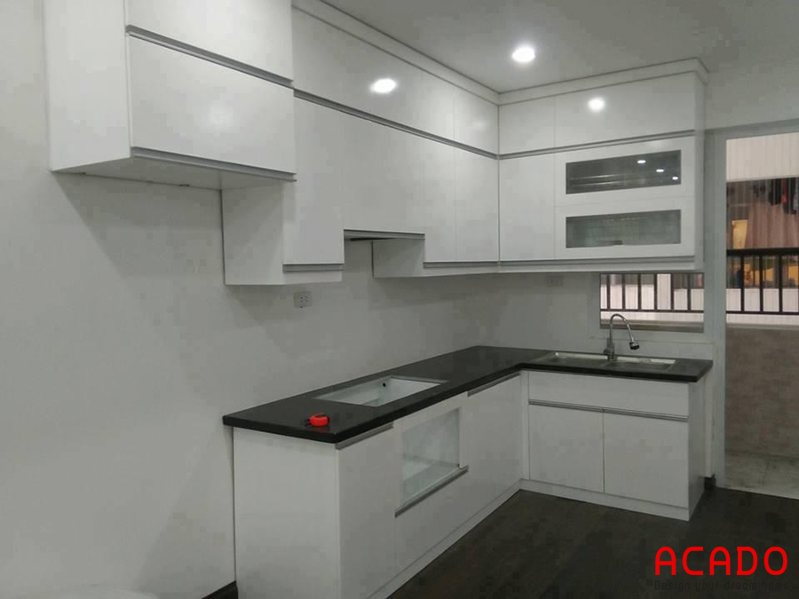Mẫu tủ bếp màu trắng giúp mở rộng không gian bếp.