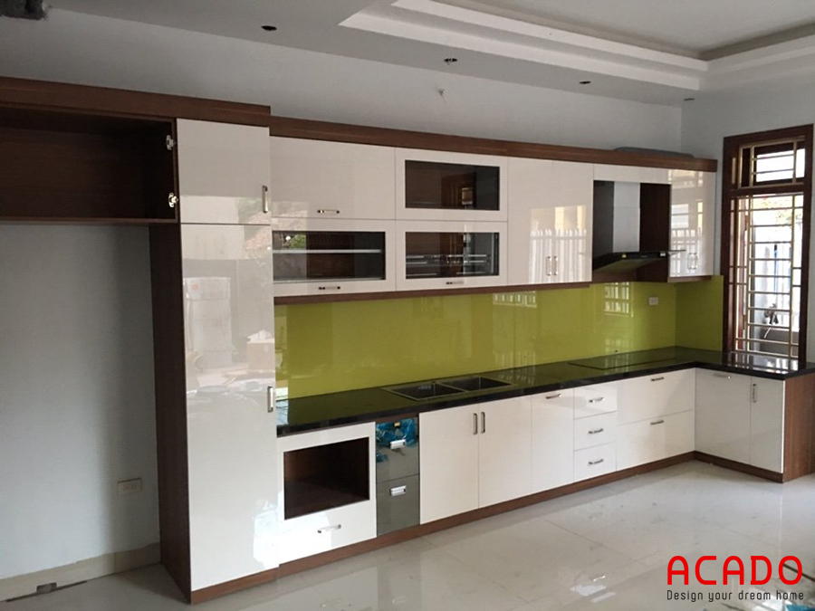 Tủ bếp gỗ công nghiệp Acrylic dễ dàng vệ sinh sau khi sử dụng.