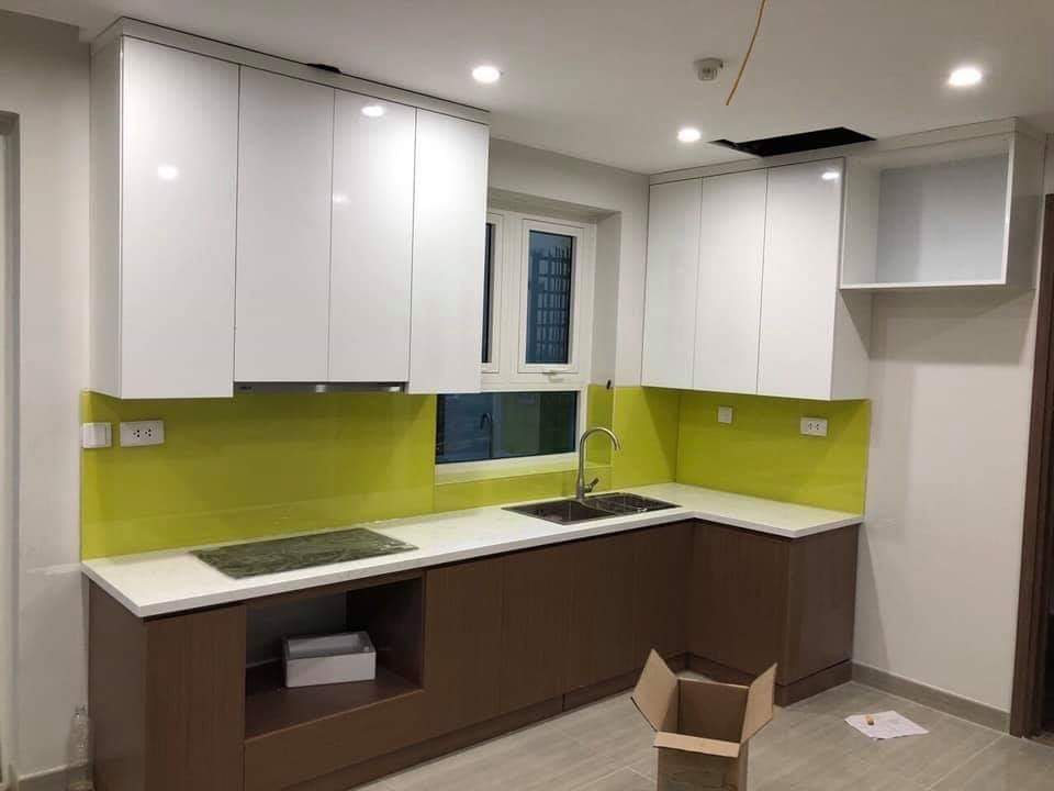 Mẫu tủ bếp thiết kế tận dụng cửa sổ thoáng mát.