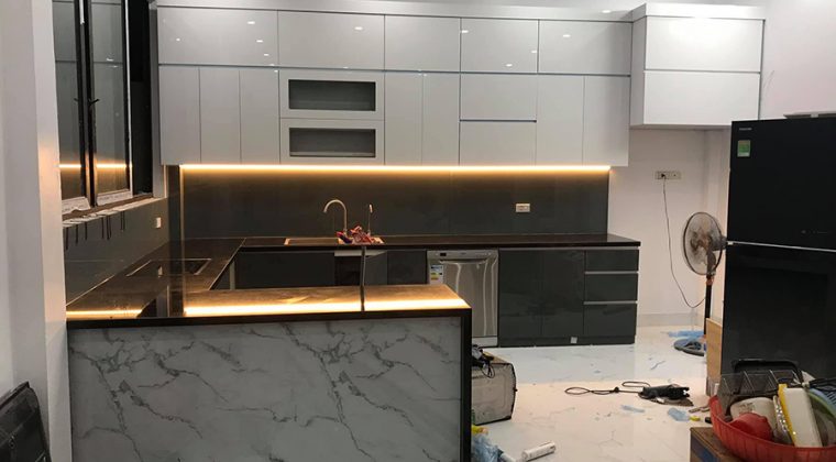 Tủ bếp gỗ công nghiệp Acrylic chữ U kính bếp màu đen sang trọng, hiện đại cho phòng bếp