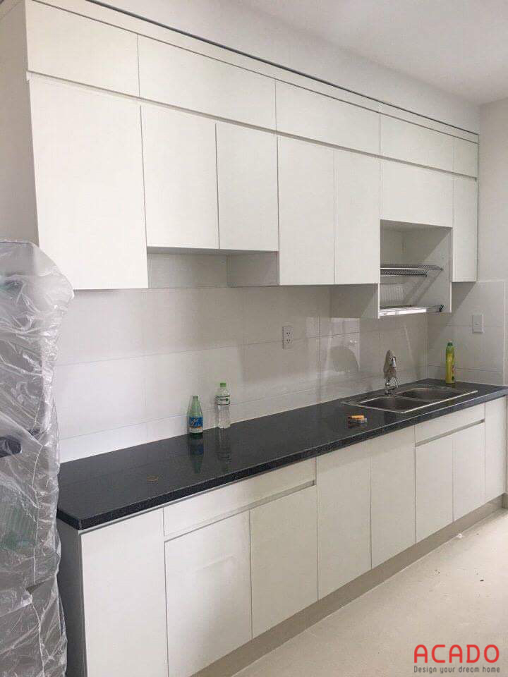 Phối màu tủ bếp laminate trắng trơn cho không gian bếp chung cư
