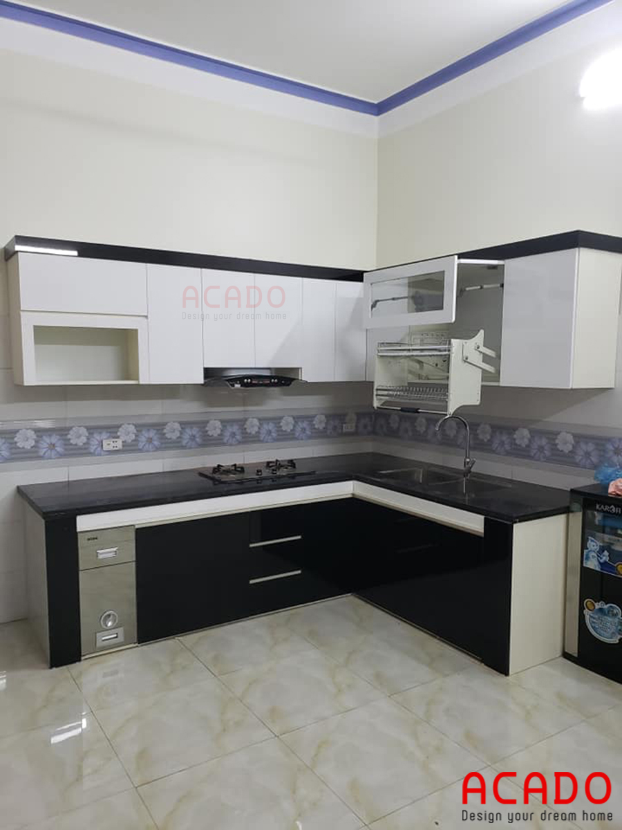 Tủ bếp Acrylic kết hợp đen trắng.