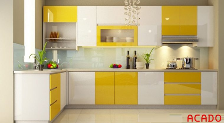 tủ bếp acrylic bóng gương màu vàng trắng