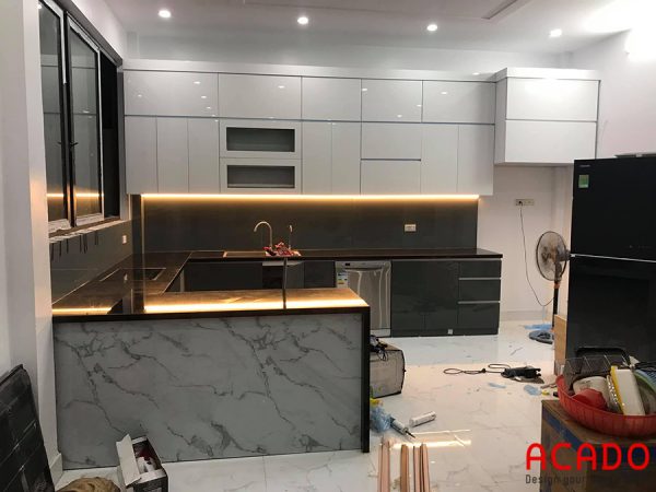 Tủ bếp Acrylic được thiết kế dáng chữ U sang trọng, đẳng cấp