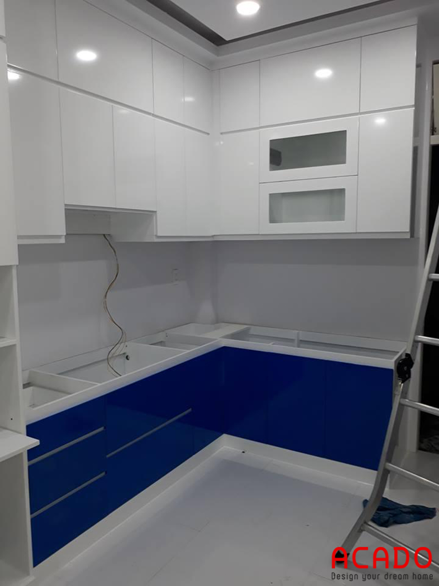 Tủ bếp Acrylic ACADO đã thi công kết hợp hai màu trắng xanh.