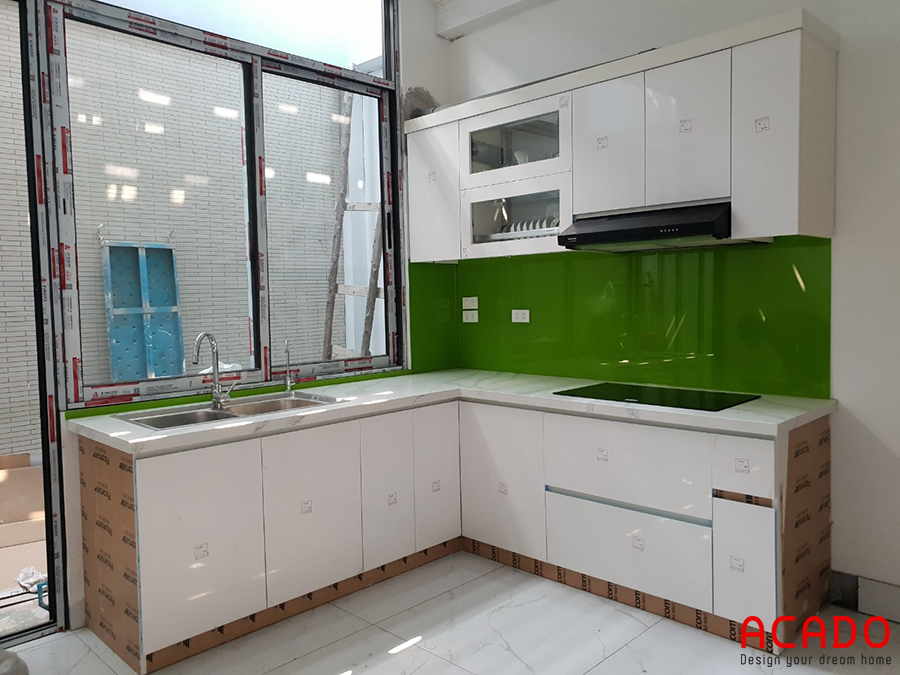 Tủ bếp thùng nhựa Picomat cánh Acrylic hiện đại cho không gian phòng bếp