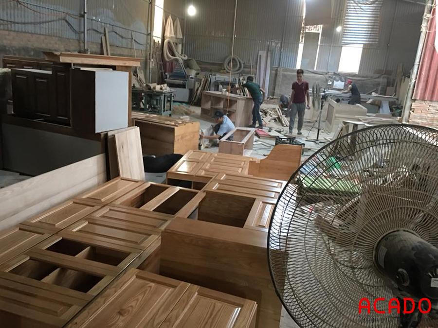 Khu vực thi công gỗ sồi Nga tại xưởng sản xuất.