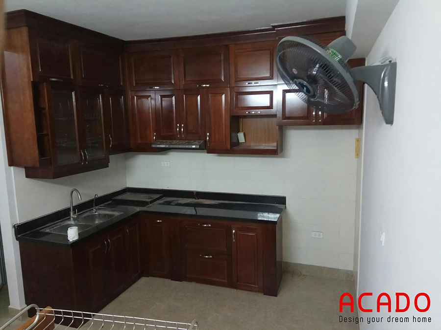 Thi công hoàn thiện tủ bếp gỗ xoan đào cho gia chủ tại Thanh Trì
