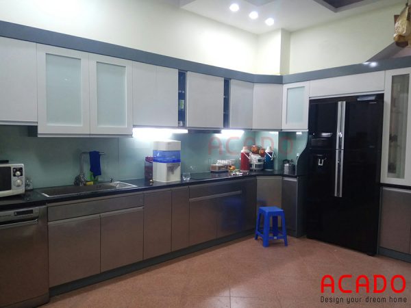Thùng tủ bằng inox cao cấp với cánh tủ được làm từ chất liệu Acrylic bóng gương hiện đại