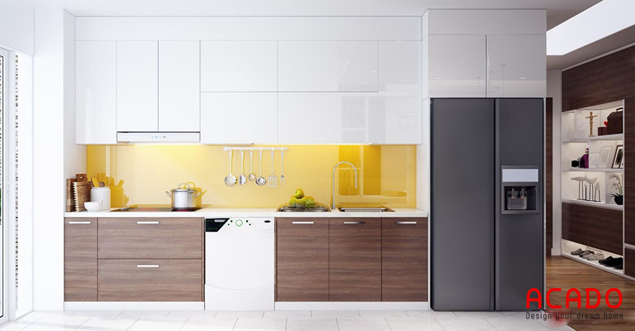  Màu vân gỗ sang trọng kết hợp với màu trắng tinh khôi tạo nên không gian bếp vừa sang trọng vừa hiện đạ
