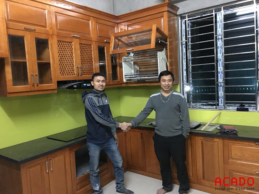 Công trình tủ bếp tại Vân Giang Hưng Yên. Gia chủ sử dụng chất liệu tủ bếp bằng gỗ sồi Nga màu vàng đậm mang lại không gian ấm cúng cho căn bếp