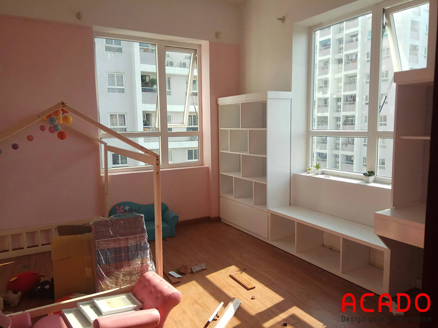 Với căn phòng chung cư có diện tích nhỏ thì hệ kệ bàn học giá sách liên hoàn chính là sự lựa chọn tuyệt vời