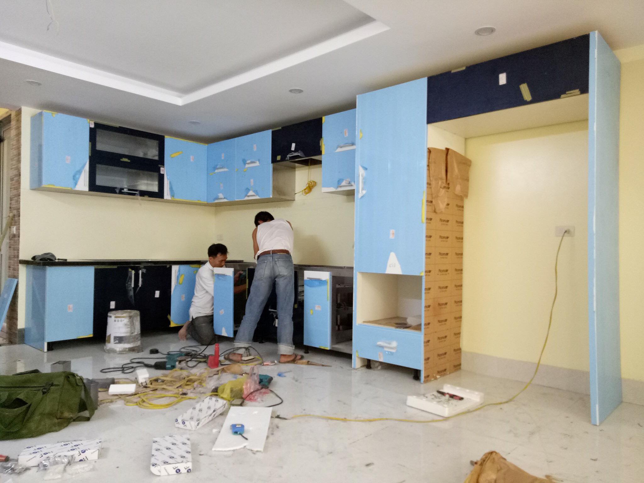 Tủ bếp trong quá trình lắp đặt