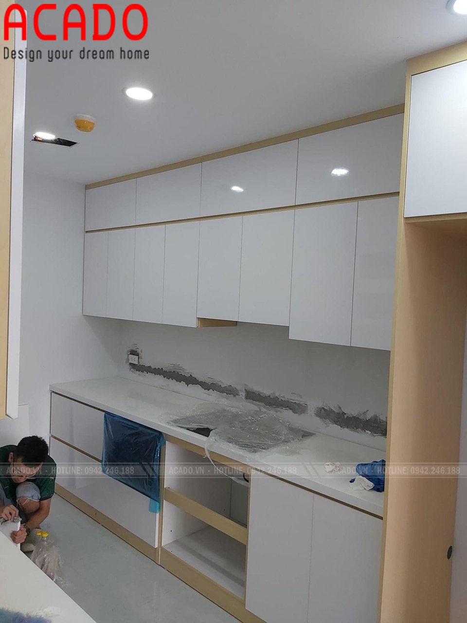 Tủ bếp mdf phủ acrylic bóng gương màu trắng. sử dụng tủ kịch trần để cất các đồ ít khi sử dụng đến, giúp căn bếp luôn gọn gàng sạch đẹp