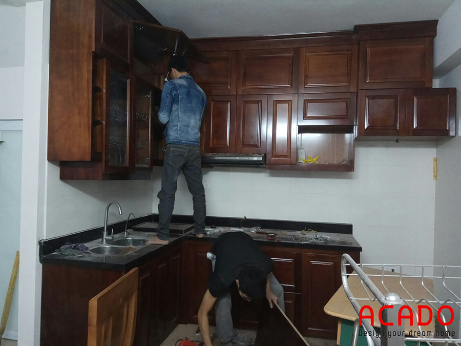 Các anh thợ của Acado đang miệt mài lắp đặt hoàn thiện bộ tủ bếp cho gia chủ