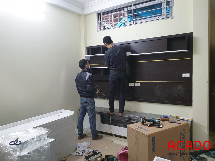 Đội thợ của Acado thi công lắp đặt nội thất tại Kim Mã