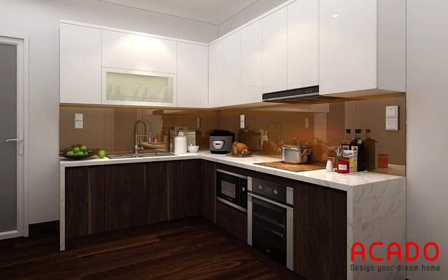 Tủ bếp Melamine chữ L với sự hợp giữa màu vân gỗ và cánh tủ trên màu trắng đem lại sự sang trọng hiện đại cho căn bếp