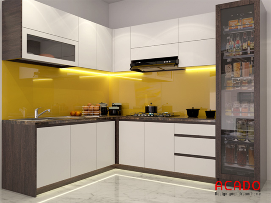 Tủ bếp Melamine hình chữ L màu trắng kết hợp với tủ rượu trang trí tạo điểm nhấn cho căn bếp