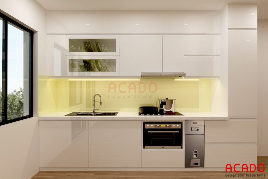 Tủ bếp Acrylic trắng kết hợp với kính bếp vàng chanh nhẹ nhàng.