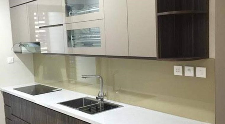 Sự kết hợp màu vân gỗ cổ điển và cánh tủ trên màu trắng trẻ trung của mẫu tủ bếp đẹp có kích thước nhỏ này mang lại tính thẩm mỹ cao cho gian bếp