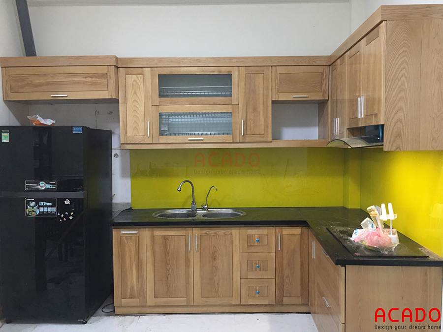 Tủ bếp gỗ sồi tự nhiên kèm kính ốp tủ bếp màu vàng non hòa hợp cùng thiên nhiên