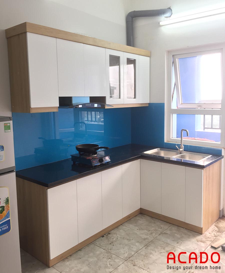 Tủ bếp Melamine kèm kính ốp màu xanh dương gia đình chị Toan tại chung cư HH1A Linh Đàm