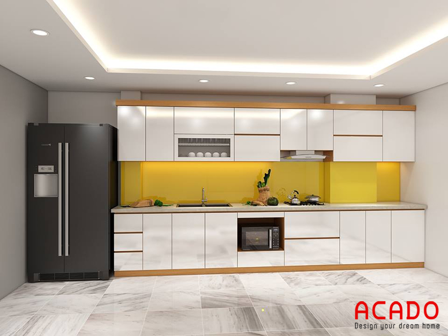 Mẫu tủ bếp Acrylic màu trắng với điểm nhấn là kính ốp màu vàng 