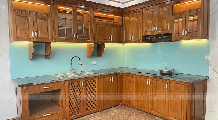 Tủ bếp bằng gỗ tần bì tận dụng không gian góc tạo được cảm giác rộng rãi cho căn bếp