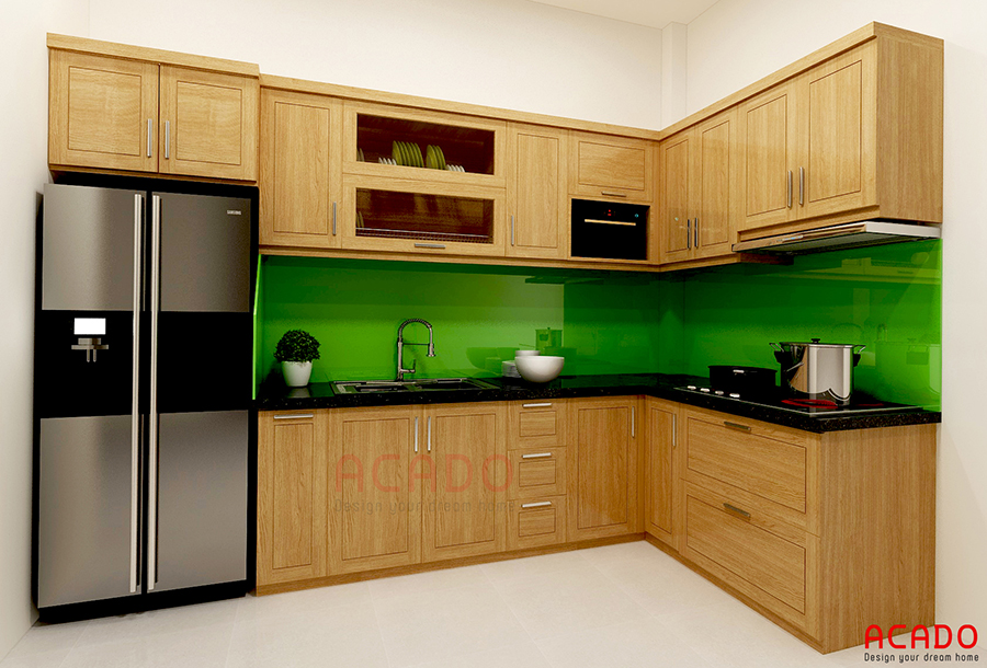 Tủ bếp gỗ sồi Nga hình chữ L màu vàng tự nhiên mang lại sự sang trọng ấm cúng cho căn bếp