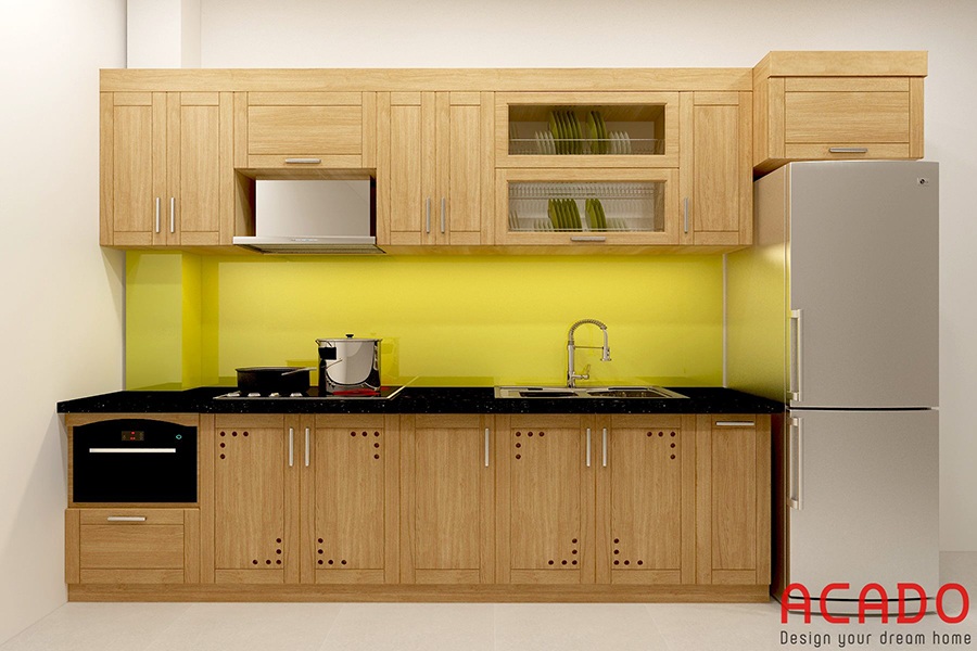 Tủ bếp gỗ sồi màu vàng nhạt với điểm nhấn là tấm kính ốp màu vằng chanh