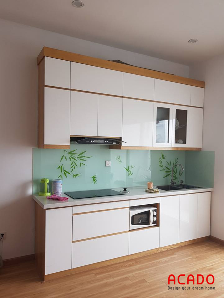 Mẫu tủ bếp Melamine màu trắng viền vân gỗ nhỏ gọn phù hợp với các căn hộ chung cư