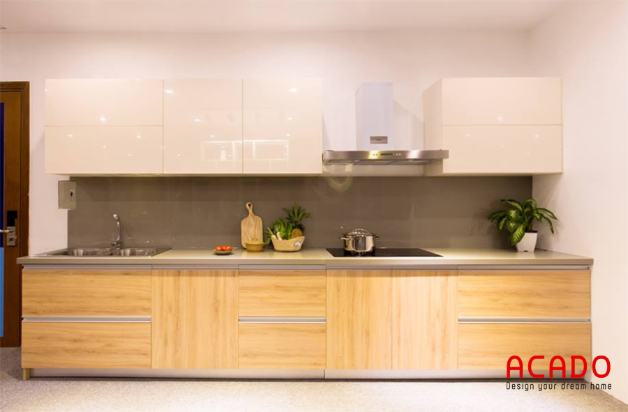 Màu vân gỗ kết hợp tủ trên màu trắng mang lại cảm giác ấm cúng và hiện đại mỗi khi vào bếp