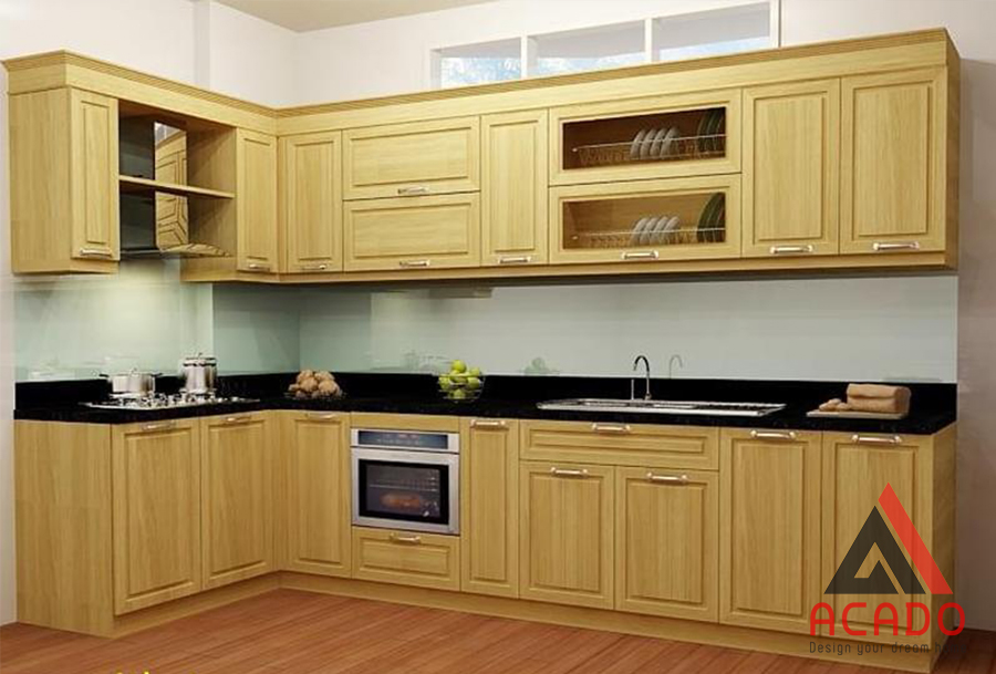 Tủ bếp hình chữ L làm băng gỗ sồi đem lại cảm giác thoải mái khi vào bếp
