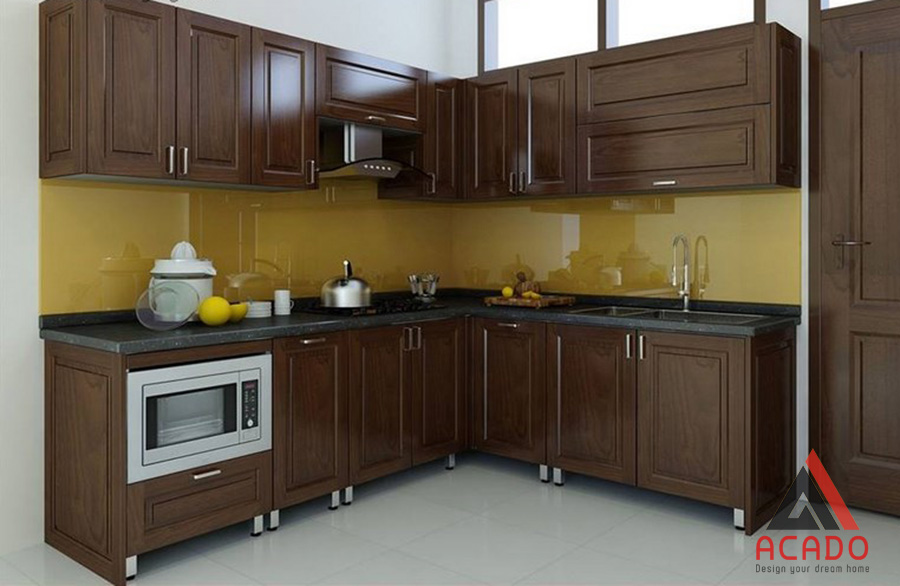 Tủ bếp inox kết hợp với gỗ tự nhiên màu óc chó đem lại không gian bếp sang trọng, ấm cúng