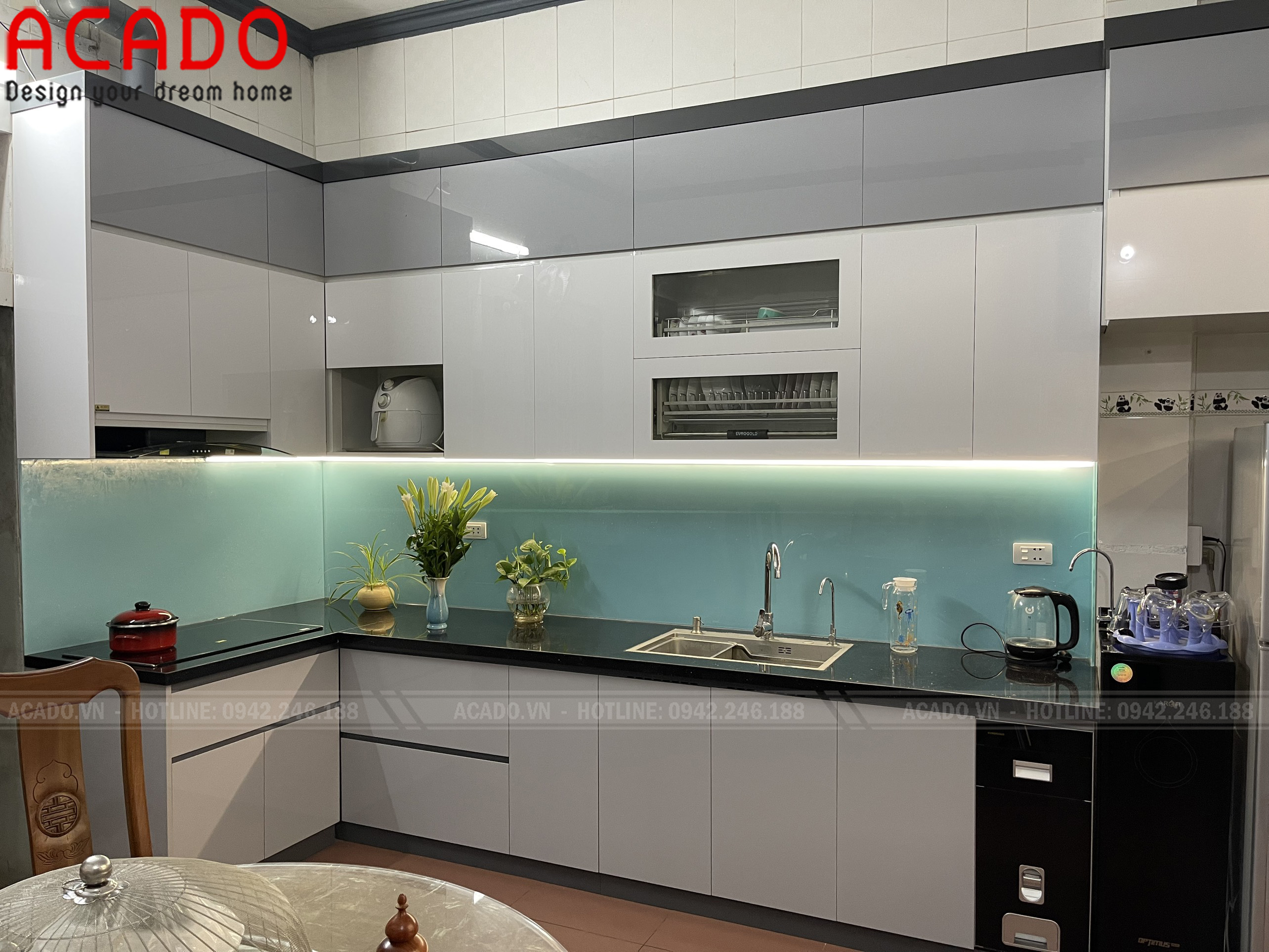 Tủ bếp Acrylic với thiết kế hiện đại sát trần thoải mái không gian chứa đồ