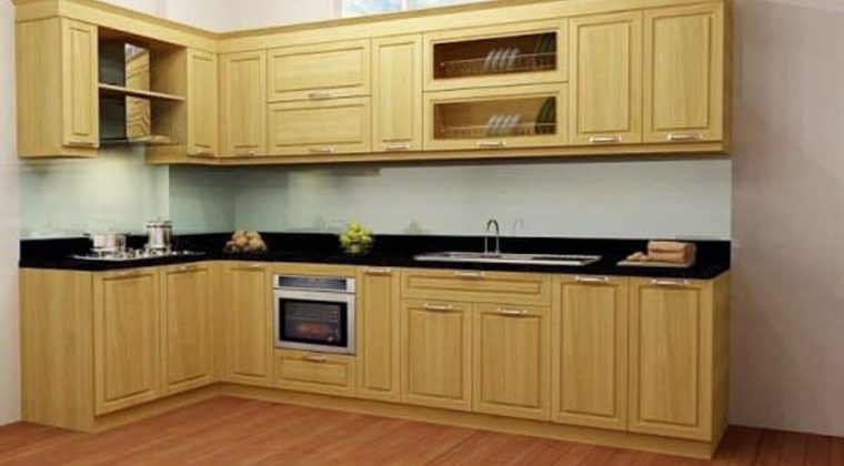 Màu vàng trẻ trung, hiện đại của gỗ sồi Nga được thể hiện trong mẫu tủ bếp này