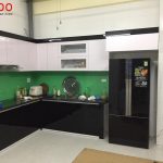 Tủ bếp Acrylic bóng gương màu trắng-đen hiện đại và tiện nghi