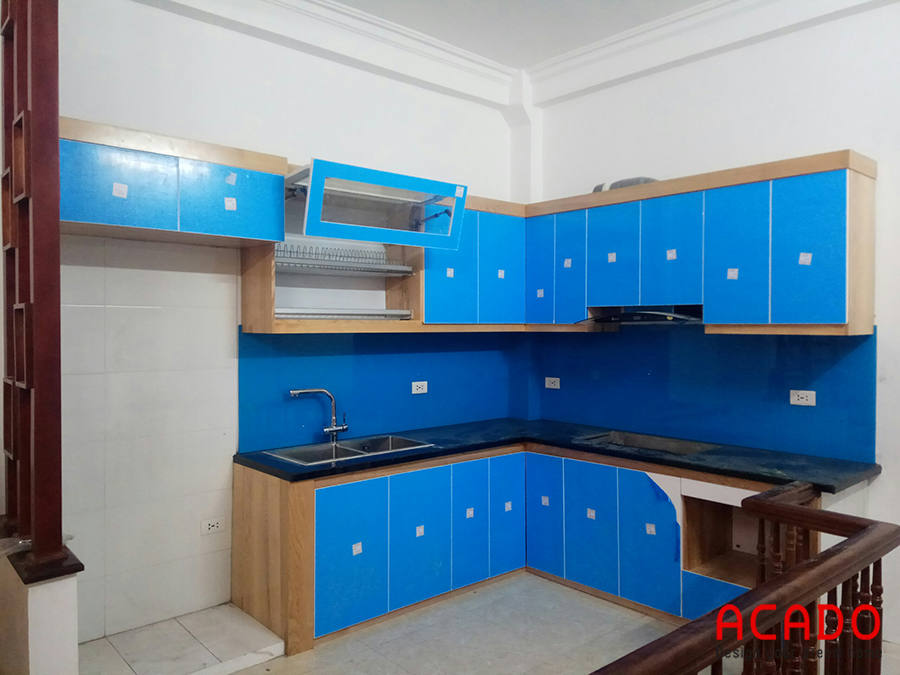 Tủ bếp nhà anh Tiến ở Ngô Thì Nhậm khung bếp sử dụng vân gỗ tự nhiên kết hợp cánh Acrylic trắng sứ