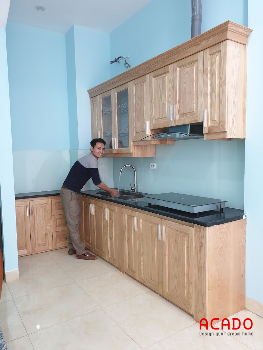 Tủ bếp nhà anh Hồng tại Yên Nghĩa sủ dụng máy hút mùi kính cong do Acado thi công