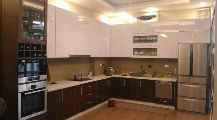 Mẫu tủ bếp đẹp bằng chất liệu gỗ công nghiệp acrylic bóng gương. Thiết kế theo dáng chữ L bố trí đầy đủ công năng sử dụng