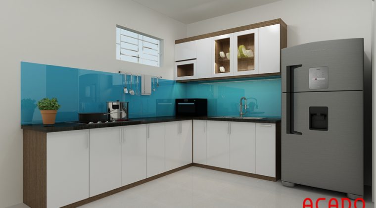Mẫu tủ bếp Melamine hình chữ L với điểm nhấn là kính ốp màu xanh dương