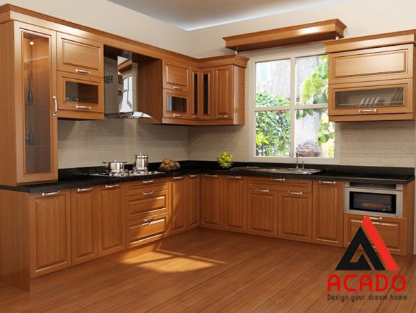 Tủ bếp gỗ sồi Mỹ hình chữ L kết hợp cửa sổ giúp không gian bếp trở lên thoáng mát
